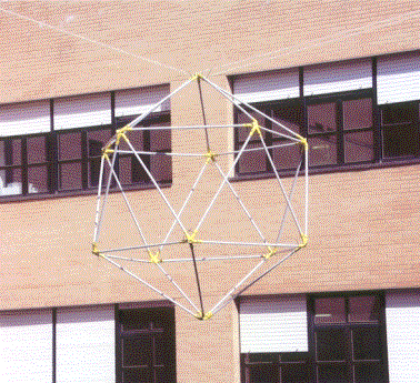 Icosaedro colgado de un patio del IES Juan de la Cierva